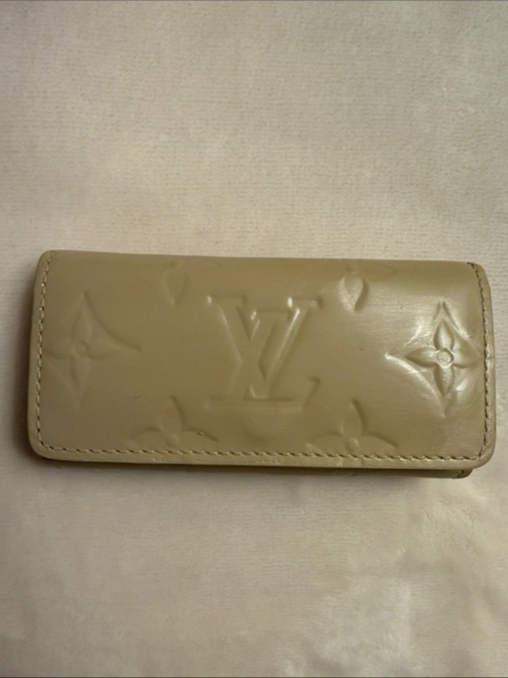 Louis Vuitton Cream Vernis Embossed Monogram Key Holder